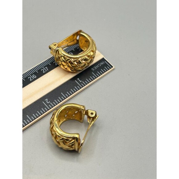 Vintage Vendome Clip On Hoops Earrings Shiny Gold Tone Weave Classic Design - Picture 7 of 7